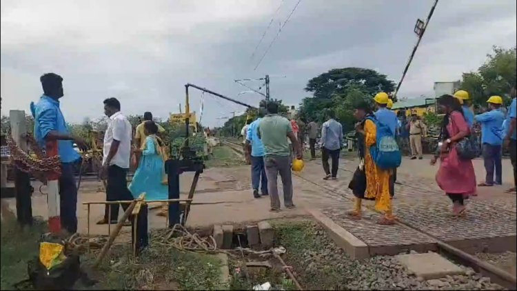 பொறுமை இழந்த ரயில் பயணிகள்!