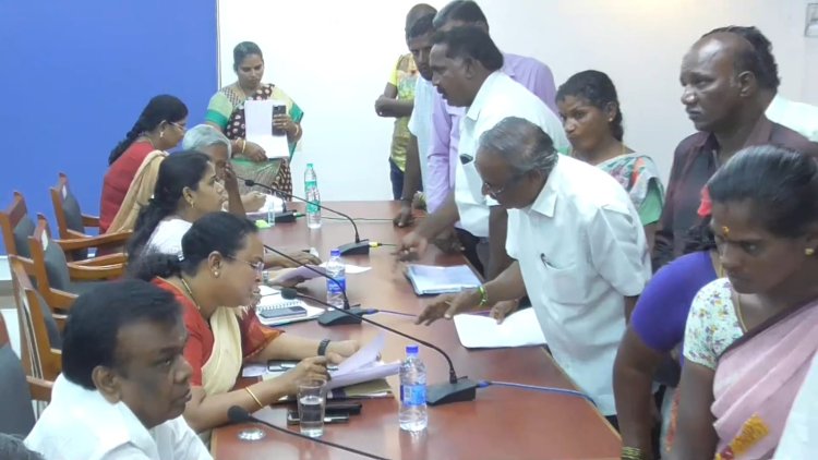 ஊரைவிட்டு ஒதுக்கிவைக்கப்பட்ட 30 குடும்பங்கள்! ஆட்சியரிடம் நேரில் மனு! நடவடிக்கை உறுதியாம்!
