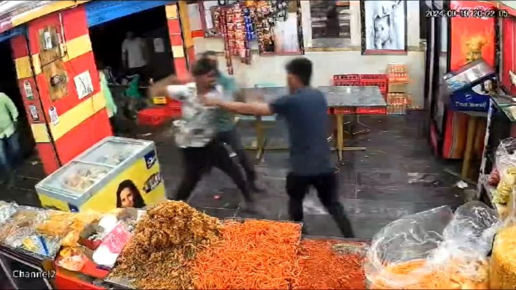 கேக் சரியில்லை என்று ஊழியரை புரட்டியெடுத்த இளைஞர்கள்!