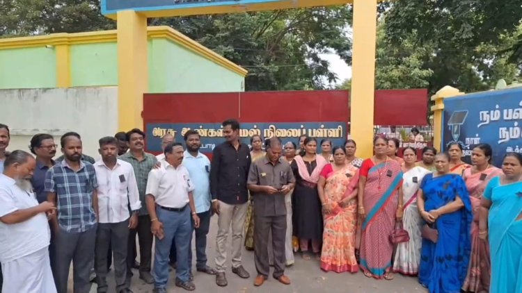பசங்க செய்த தவறுக்கு ஆசிரியர் மீது நடவடிக்கையா? பொங்கி எழுந்து கருப்பு பேட்ச் அணிந்து பாடம் நடத்தினர்!