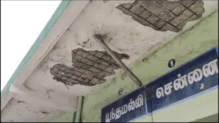 பயணிகள் தலை மீது விழும் பேருந்து கூரை!