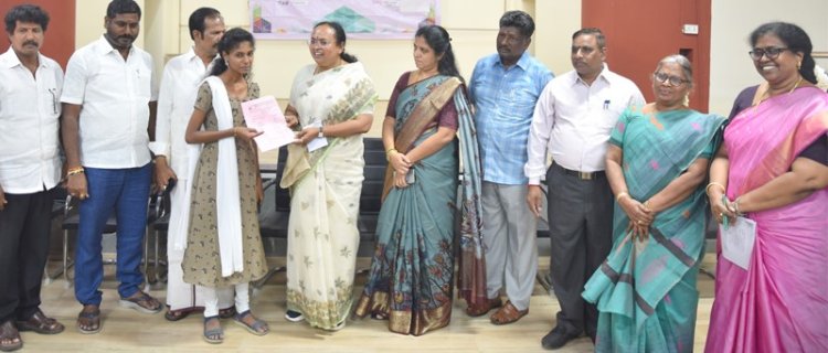 பாதியில் படிப்பை விட்ட மாணவர்களை மீண்டும் கல்லூரியில் சேர்த்த கலெக்டர்!