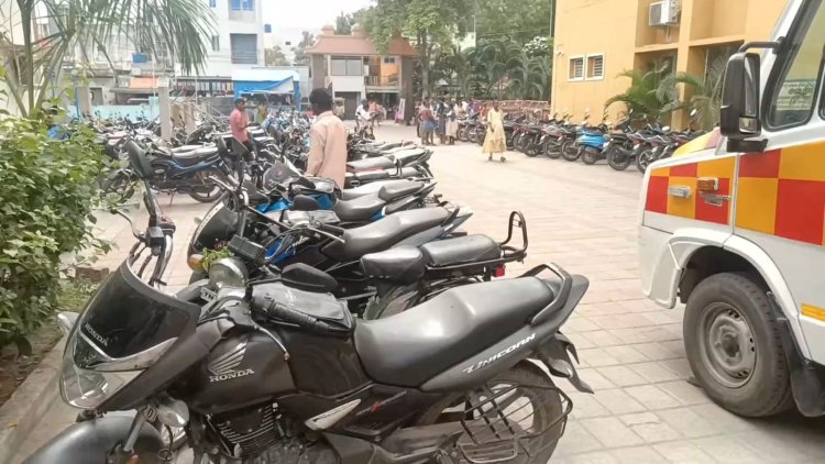 அரசு மருத்துவனையில் வரிசை கட்டி நிற்கும் இருசக்கர வாகனங்கள்!