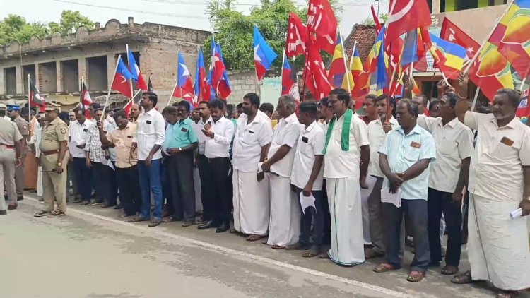 சார்பதிவாளர் கயல்விழி மீது நடவடிக்கை எடுங்கள்! மறுத்தால் அலுவலகத்தை பூட்டுவோம்! பொங்கி எழுந்த கட்சியினர்!