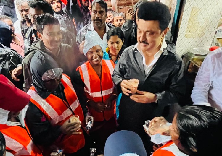 கொட்டும் மழையில் ஆய்வு நடத்திய முதலமைச்சர்! தூய்மை பணியாளர்களுடன் டீ அருந்தி உற்சாகப்படுத்தினார்!!
