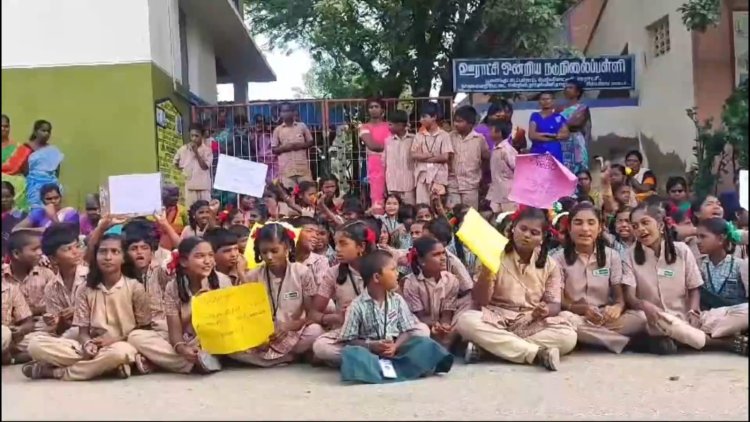 பெண்ணுக்கு முத்தம் கொடுத்த தலைமை ஆசிரியருக்கு ஆதரவாக மாணவர்கள்! பள்ளிக்கூடத்துக்கு பூட்டு! சக ஆசிரியர்கள் தூண்டுதலா என்று சிஐடி போலிசார் விசாரணை!