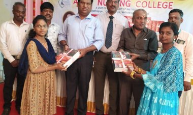   அரசு பொது தேர்வில் சிறப்பிடம் பிடித்த மாணவிகளுக்கு பரிசுகள் வழங்கிய நறுவீ சம்பத்!