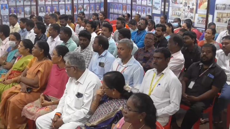 கலெக்டர் ஆபிசில் அமர்ந்து அரசு ஊழியர்கள் போராட்டம் நடத்தலாமா? சாமன்யர்கள் கேள்வி!