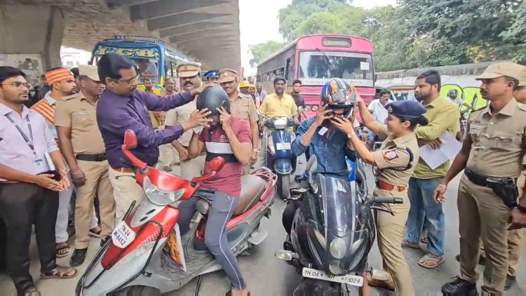 கலெக்டர்.... எஸ்பி வழங்கிய இலவச ஹெல்மெட்!
