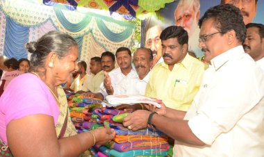 உதயநிதி பிறந்த நாளை கொண்டாடிய தேனி கழகத்தினர்! சேலை மற்றும் இனிப்புகள் வழங்கினர்!