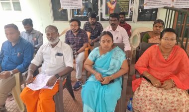 வட்டாட்சியர் அலுவலக வாயிற்படியில் நில அளவையர்கள் போராட்டம்!