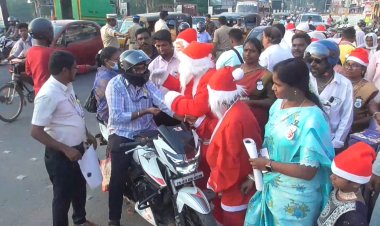 ஹெல்மெட் போட்டவர்களுக்கு பரிசளித்த கிறிஸ்த்துமஸ் தாத்தா!