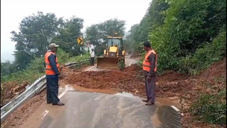 சந்தன மலைப் பாதையை மறித்த பாறைகள்!