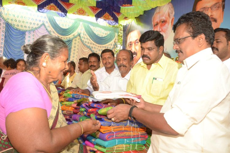 உதயநிதி பிறந்த நாளை கொண்டாடிய தேனி கழகத்தினர்! சேலை மற்றும் இனிப்புகள் வழங்கினர்!