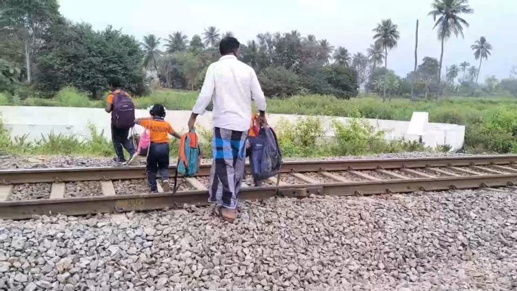 ஆபத்துடன் பள்ளிக்கு செல்லும் சிறார்கள்! மழைகாலங்களில் பாலம் வேஸ்ட்!