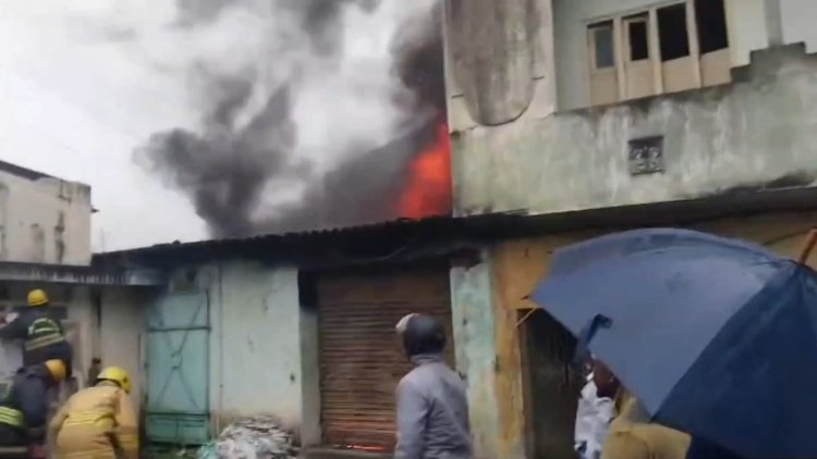 கொட்டும் மழையிலும் எரிந்த மர குடோன்!