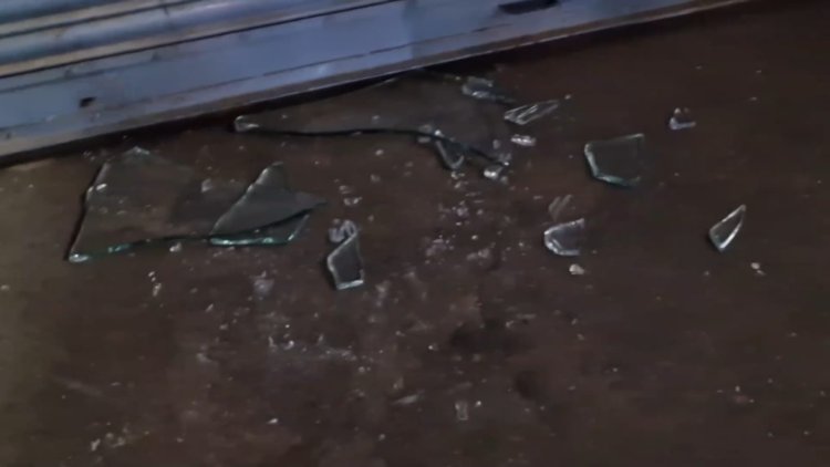 கடை கண்ணாடிகளை உடைத்து ரகளை செய்த சகோதரர்கள்! பிரதான சாலையில் பதற்றம்!