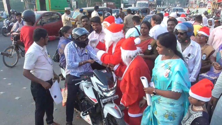 ஹெல்மெட் போட்டவர்களுக்கு பரிசளித்த கிறிஸ்த்துமஸ் தாத்தா!