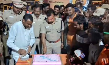 ரோட்டில் கேக் வெட்டி புத்தாண்டை வரவேற்ற போலீசார்!