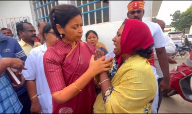 எங்களை காப்பாத்துங்கம்மா...மாவட்ட ஆட்சியர் காலில் விழுந்து கதறிய பெண்மணி!