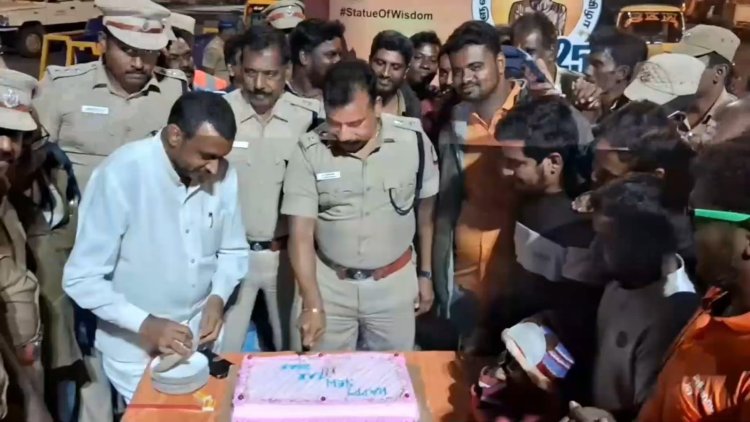 ரோட்டில் கேக் வெட்டி புத்தாண்டை வரவேற்ற போலீசார்!