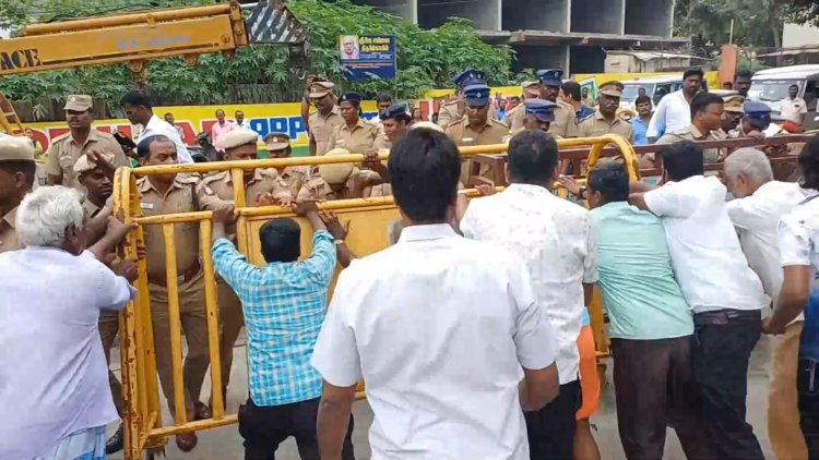 அத்து மீறி வைக்கப்பட்ட சீனிவாச பெருமாள் சிலை அகற்றம்! பக்தர்கள் கொதிப்பு!
