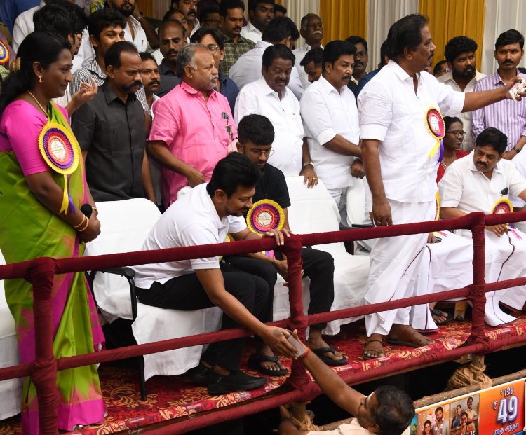 அலங்காநல்லூரில் சீறிப்பாய்ந்த காளைகள்! போட்டியை துவக்கிவைத்த துணை முதல்வர்! நின்றுக் கொண்டே இன்ஸ்ட்ரெக்ஷன்களை கொடுத்த கலெக்டர்!