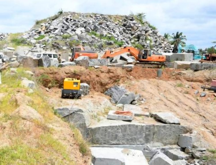 அதிகாரிகள் தயவில் கிருஷ்ணகிரியிலிருந்து கர்நாடகாவுக்கு கடத்தபடும் பாறை கற்கள்! கலெக்டரிடம் புகார் அளித்தும் "நோ யூஸ்"!