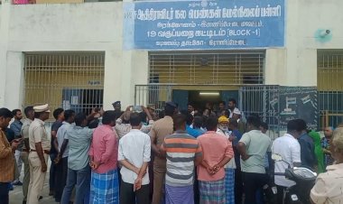 மாணவிகளுக்கு பாலியல் தொல்லை கொடுத்தவனை மக்கள் பிடித்து போலீசில் ஒப்படைப்பு!