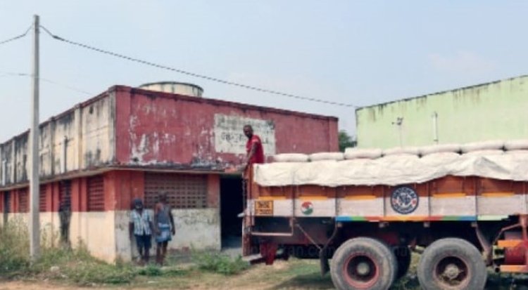 சமூதாய கூடத்தில் சிமென்ட் மூட்டையா?