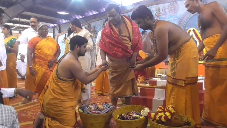 10 மற்றும் 12 ஆம் வகுப்பு மாணவர்களுக்கு எழுதுகோல் வழங்கிய சக்தியம்மா!