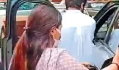 ஒரே காரில் வந்து விவாகரத்து கோரிய இசையமைப்பாளர் குடும்பம்!