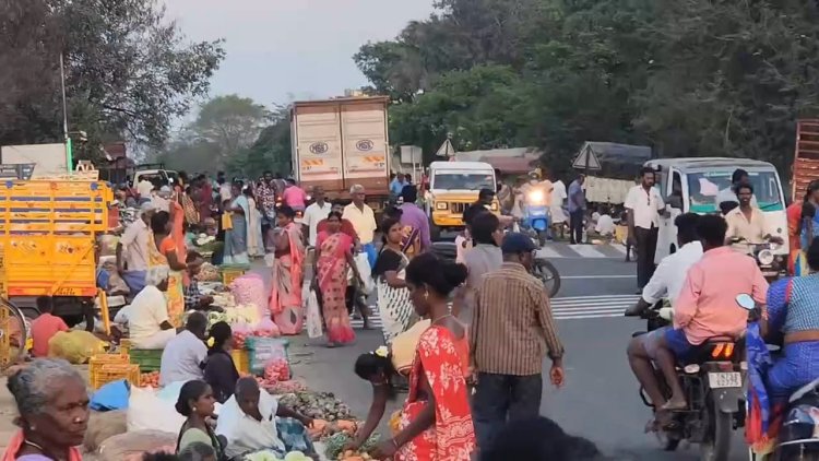 பிரதான சாலையில் டிராபிக் ஏற்படுத்தும் சந்தை!