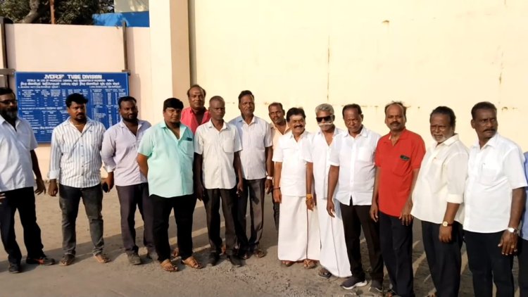 டயர் கம்பெனி முன் கூடிய தொழிலாளர்கள்!