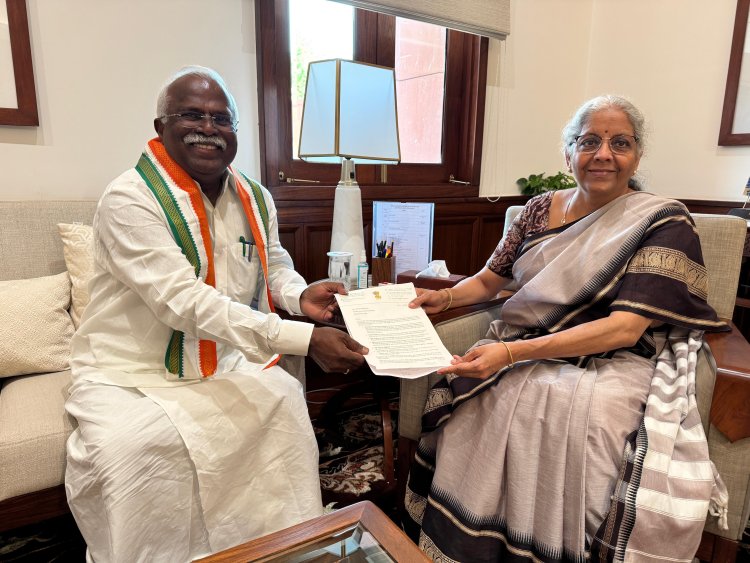 20 கோடி பாலிசிதாரர்கள் பாதிக்கப்படுவர்... நிர்மலா சீதாராமனிடம் திருநெல்வேலி எம்பி மனு!