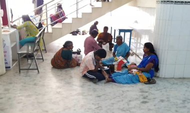அரசு ஆஸ்பத்திரியில் இருக்கை இல்லாததால் தரையில் அமரும் பொதுமக்கள்!