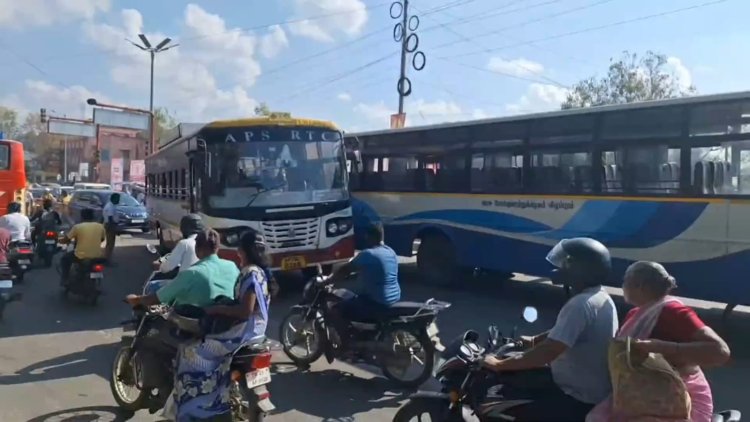 சாலையில் நொண்டிய அரசு பஸ்! போக்குவரத்து நெரிசலில் சிக்கிய மக்கள்!