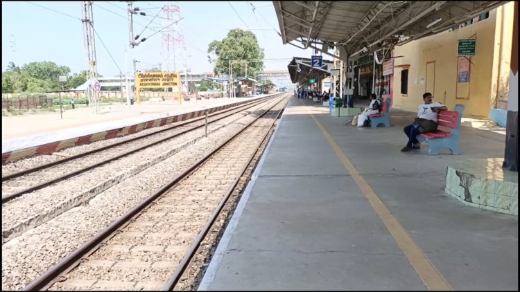 ரயில் நிலைய காத்திருப்பு அறையில் பெண்ணிடம் சில்மிஷம்!