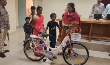 ஏழை மாணவிக்கு சைக்கிள் வழங்கிய மாவட்ட ஆட்சியர்!