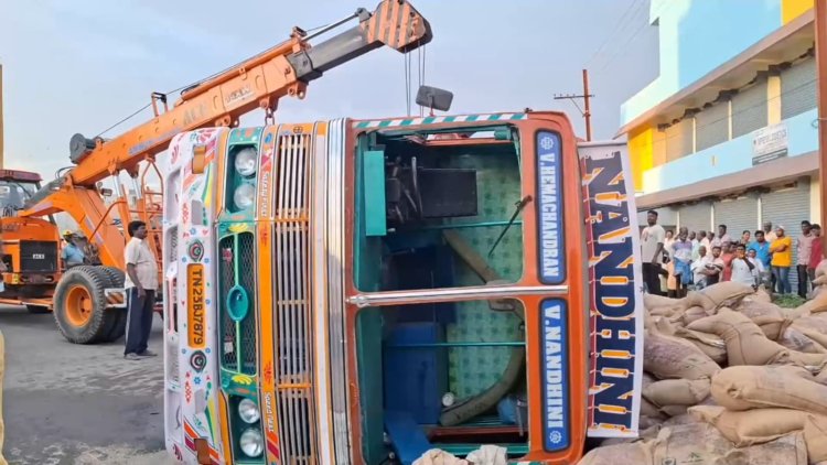 பானி பூரிகடையில் கவிழ்ந்த லாரி!