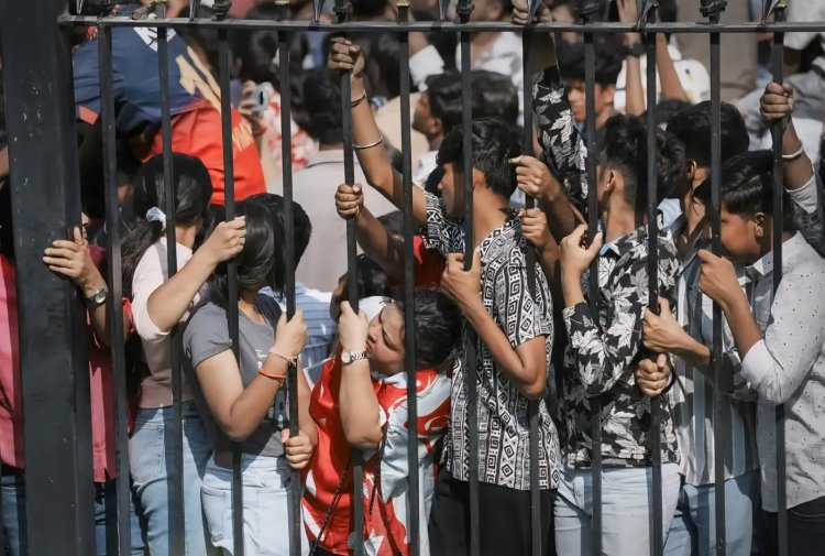 கூட்ட நெரிசலில் சிக்கி 11 பேர் உயிரிழப்பு!  சோகத்தில் முடிந்த கிரிக்கெட் கொண்டாட்டம்! பாதுகாப்பு குறைபாடே காரணம்!!