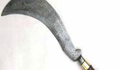 புத்தகங்களுக்கு மத்தியில் கத்தி! பிடிபட்ட நெல்லை மாணவன்!