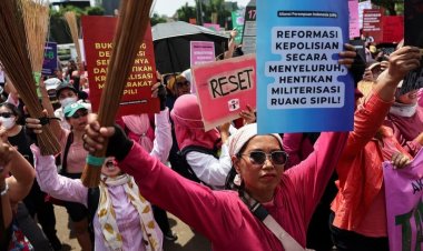 துடைப்பம் ஏந்தி போராடிய பிங்க் பெண்கள்!