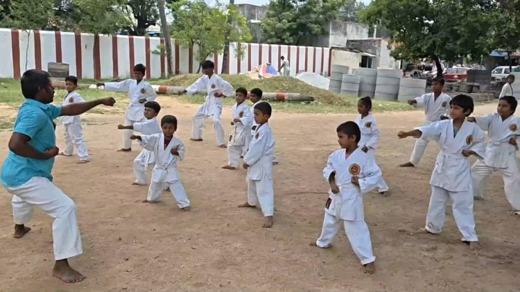 கராத்தே பயிற்சி பெற்ற மாணவர்களுக்கு  தகுதி பெல்ட்கள்!