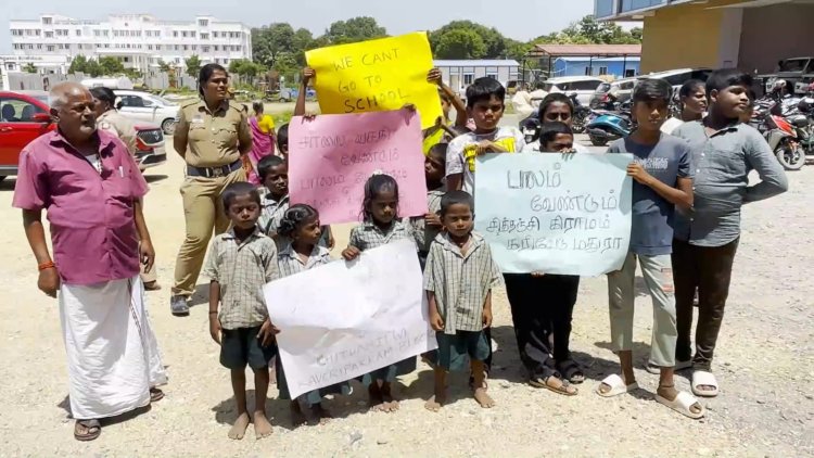 மாணவர்கள் கையில் “பாலம் வேண்டும்” பதாகைகள்!