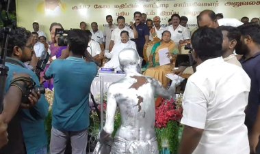 காந்தி வேடமிட்ட முதியவர் பட்டா கேட்டு அமைச்சர்களிடம் மனு!