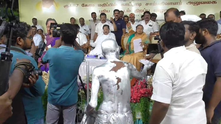 காந்தி வேடமிட்ட முதியவர் பட்டா கேட்டு அமைச்சர்களிடம் மனு!