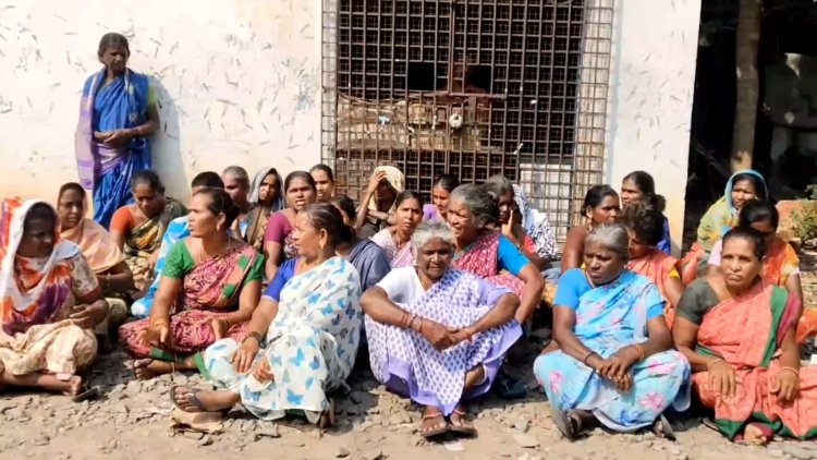 கலெக்டர் காலில் விழுந்தும் டாஸ்மாக் அங்கேயே உள்ளதே! மக்கள் வேதனை!