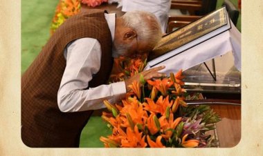 நாட்டின் முன்னேற்றத்தை தெளிவுடனும் உறுதியுடனும் தொடர்ந்து வழிநடத்தும் ஒரு புனித ஆவணம்!  அரசியல் சாசனத்தை புகழும் பிரதமர் மோடி!