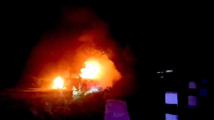 சாலையில் எரிந்த கார்!